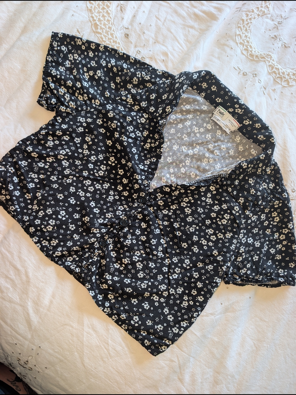 2/25$ 💓 twik Black Floral Tie-Front Crop Blouse